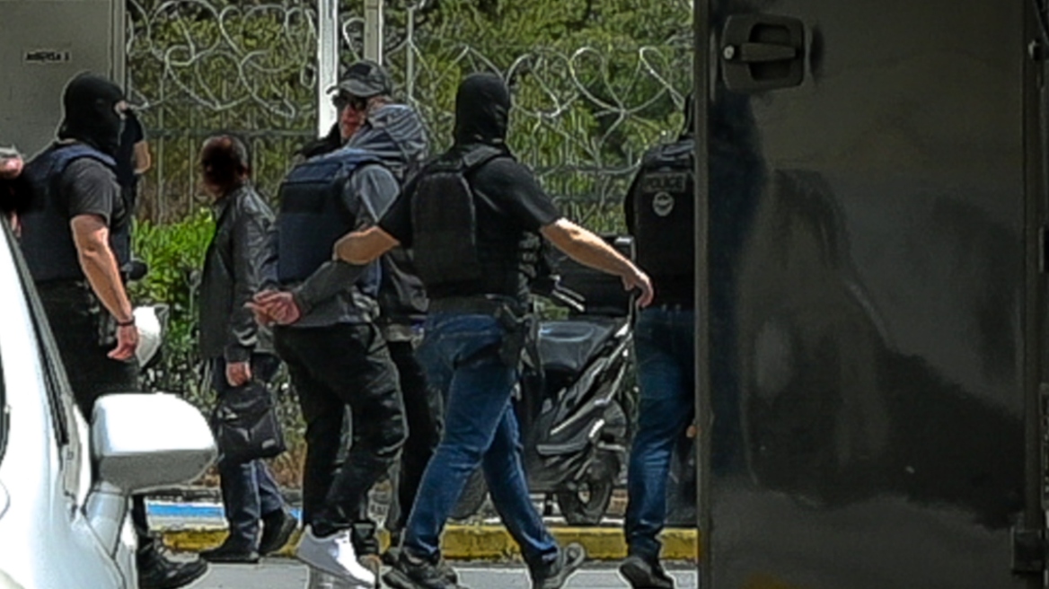 Δίωξη για εννέα κακουργήματα και έξι πλημμελήματα στους συλληφθέντες για τη δολοφονία του «θαμνάκια» Μοσχούρη