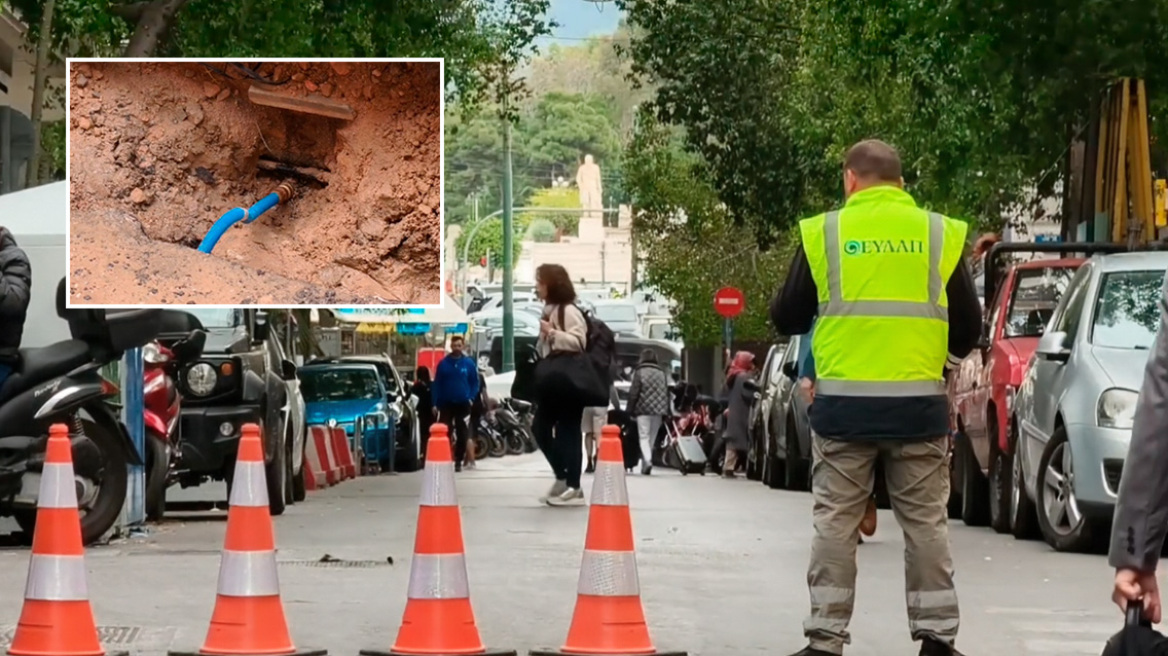 Κλειστή η οδός Καραγιώργη Σερβίας στο κέντρο της Αθήνας λόγω θραύσης αγωγού της ΕΥΔΑΠ - Έχει ανοίξει τρύπα στο οδόστρωμα, δείτε βίντεο
