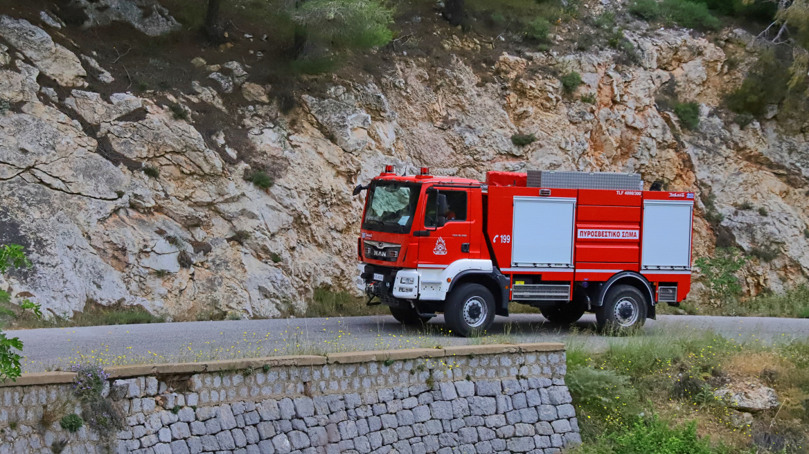 Σορός άνδρα εντοπίστηκε σε φλεγόμενο ΙΧ στον Δομοκό, αυτοκτονία δείχνουν τα πρώτα στοιχεία