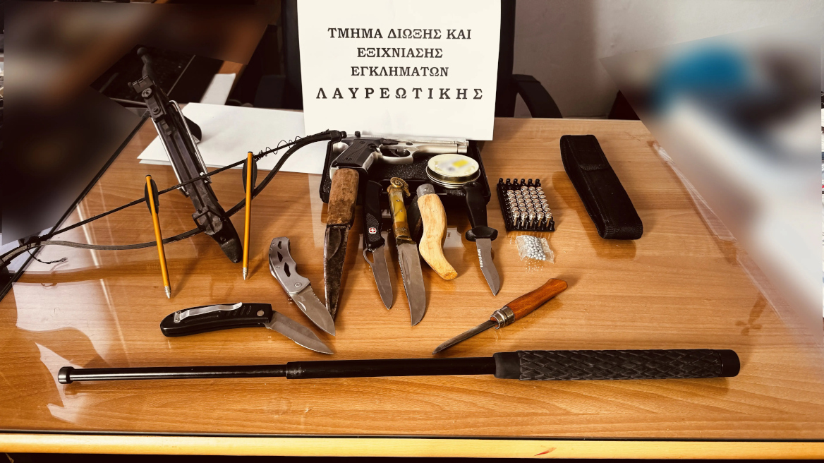 Συνελήφθη 56χρονος στο Λαύριο με βαλλίστρα, μαχαίρια, σουγιάδες και πιστόλι τύπου ρέπλικα
