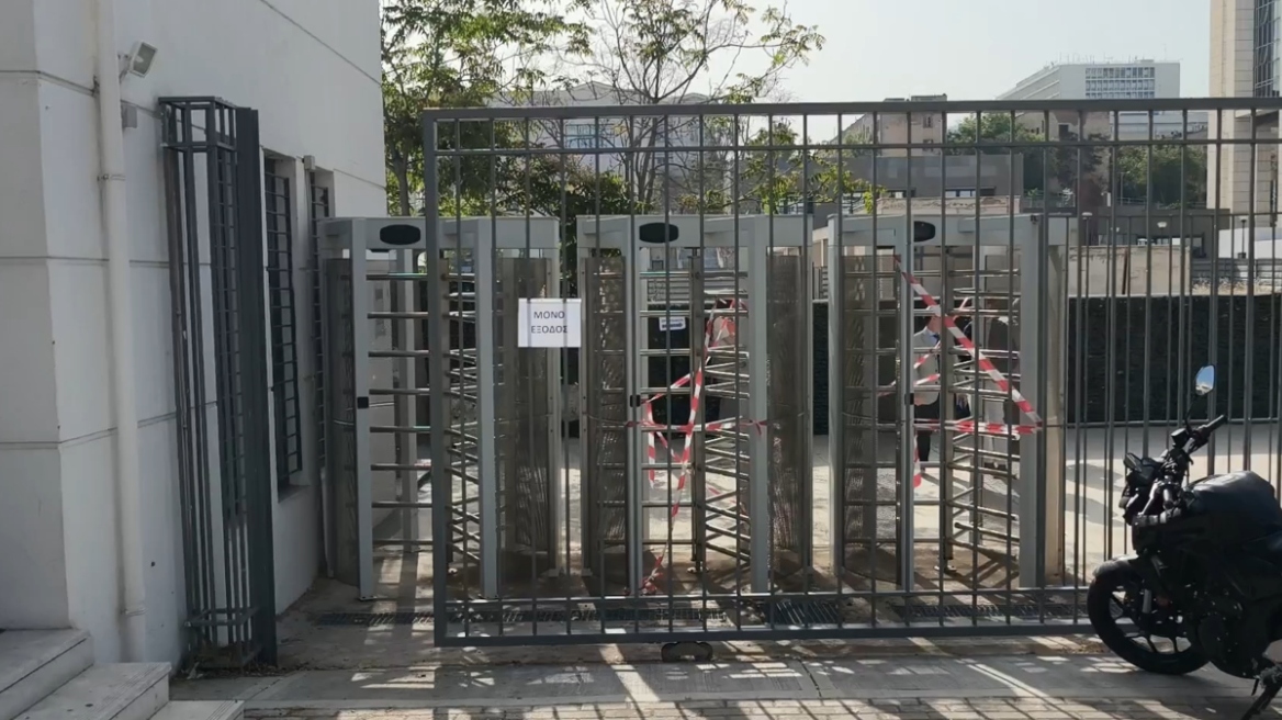 Πύλες ελέγχου και μηχανήματα X-ray σε Λουκάρεως και Δέγλερη, δείτε βίντεο με τα νέα μέτρα στο Πρωτοδικείο μετά την ένοπλη επίθεση