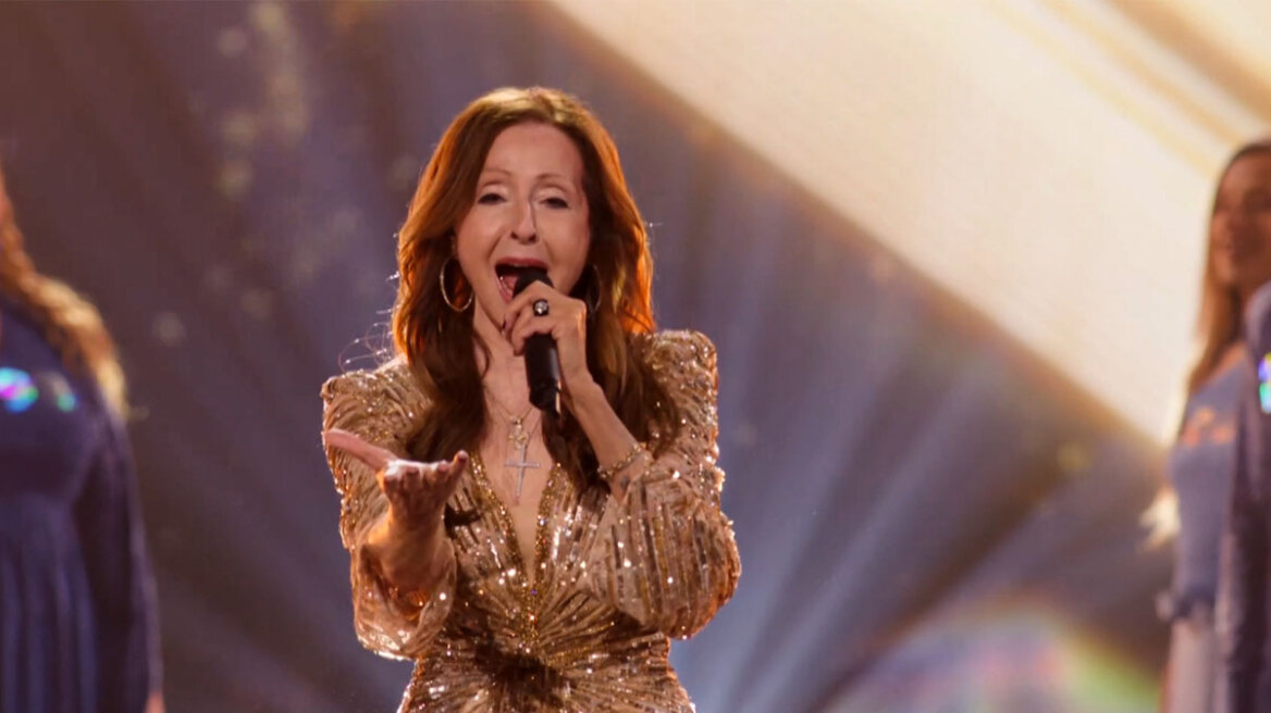 Η Βίκυ Λέανδρος ανέβηκε ξανά στη σκηνή της Eurovision και ερμήνευσε το «L'amour est bleu»