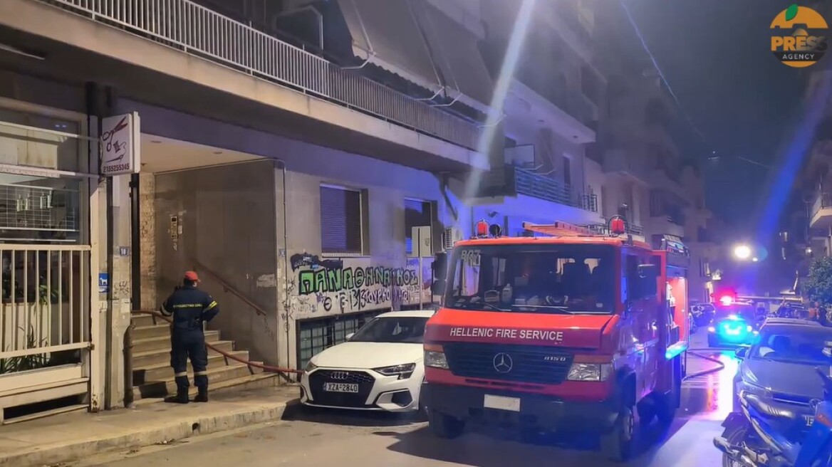 Φωτιά σε δώμα στον Λυκαβηττό: Ένας άνδρας υπέστη ελαφρά τραύματα, βίντεο
