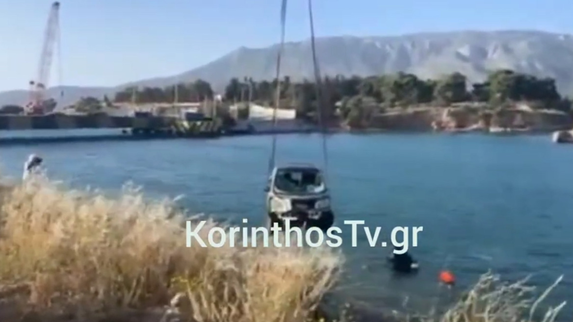 Η στιγμή της ανάσυρσης του αυτοκινήτου που έπεσε στον Ισθμό της Κορίνθου, πρόλαβε και βγήκε ο οδηγός, δείτε βίντεο