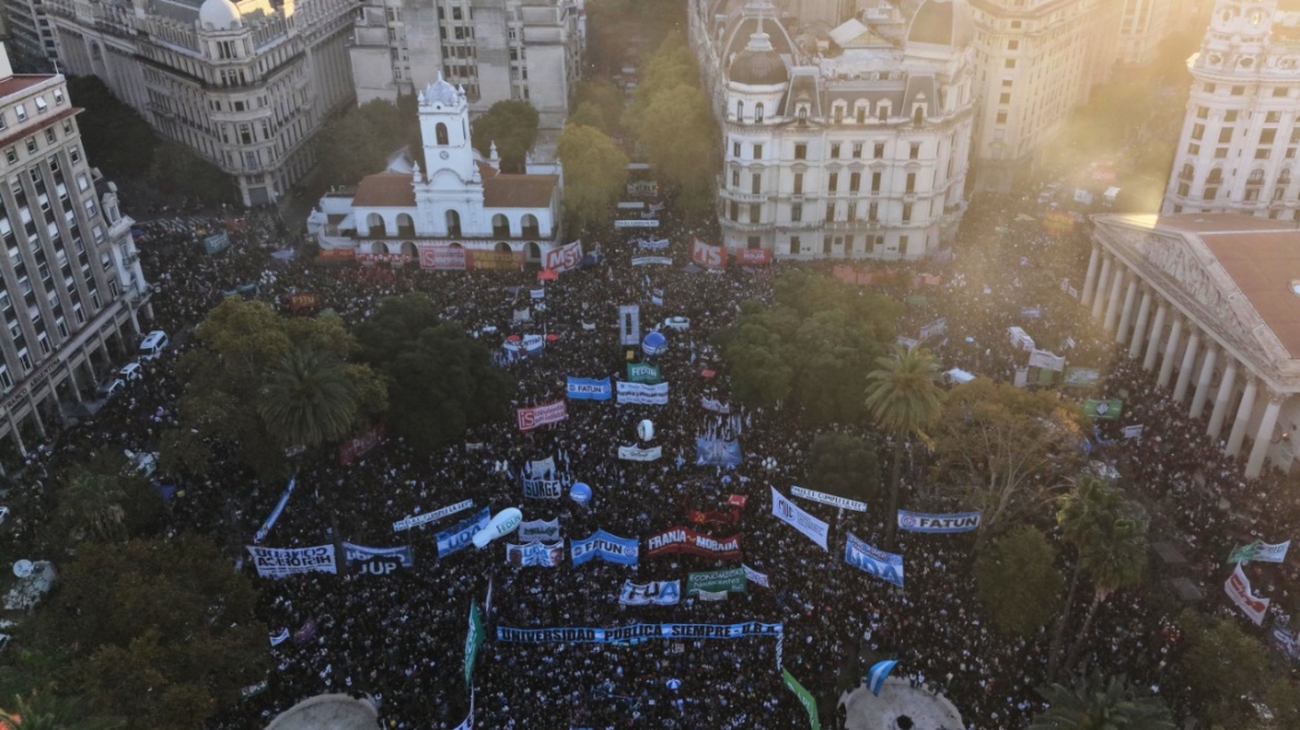 Μαζικές διαδηλώσεις στην Αργεντινή κατά του Μιλέι για τη χρηματοδότηση των δημόσιων πανεπιστημίων 