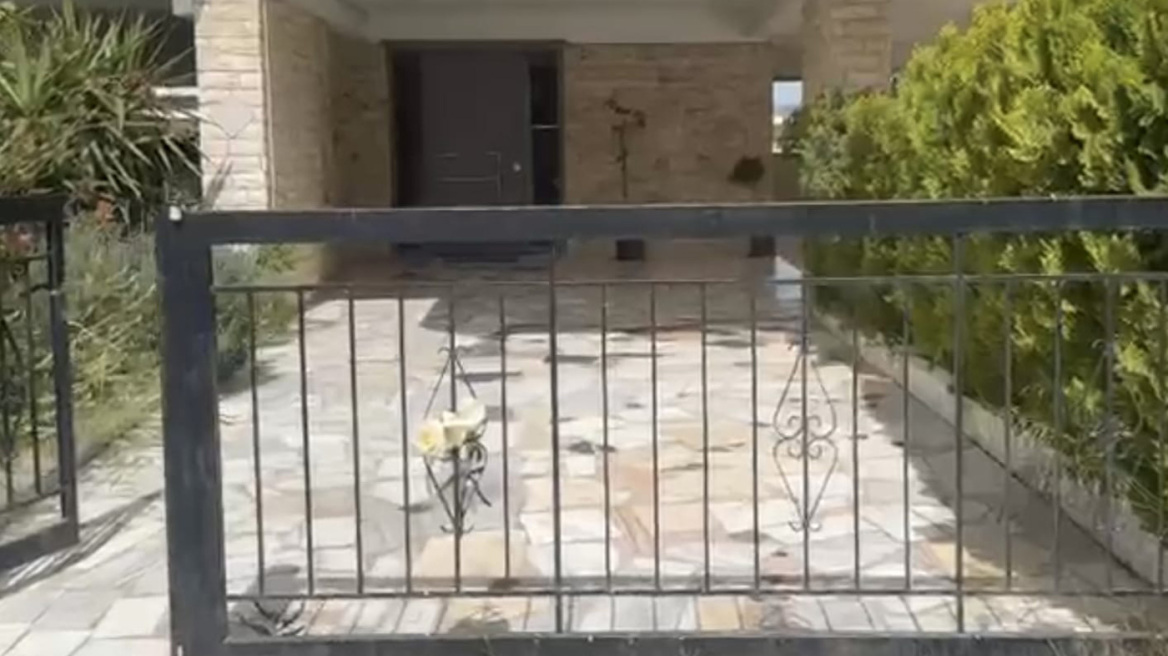 Ηλιούπολη: Λουλούδια αφήνουν στο σημείο που έπεσαν οι 17χρονες, δείτε βίντεο