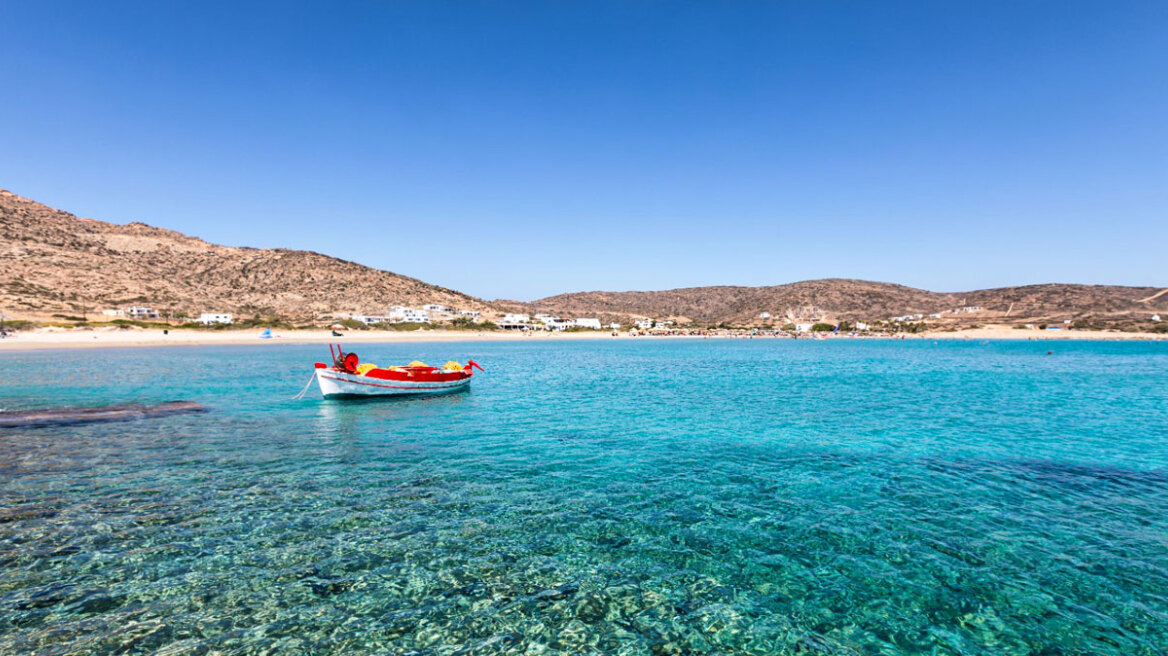 Δείτε τις 624 παραλίες της Ελλάδας με Γαλάζιες Σημαίες για το 2026, κάποιες δεν τις περιμένατε - Οι 17 καλύτερες ακτές της Αττικής