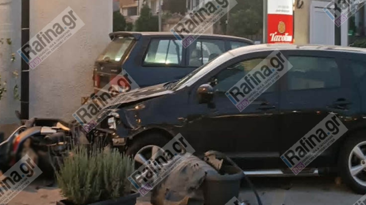Αυτοκίνητο κατέληξε σε κατάστημα μετά από σφοδρή σύγκρουση στη Λεωφόρο Μαραθώνος