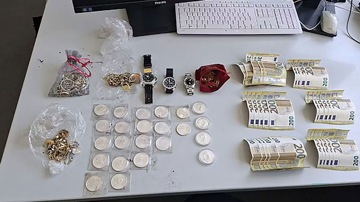 Παιδί νηπιαγωγείου στο Βερολίνο βρήκε 6000€ και χρυσαφικά θαμμένα σε παιδική χαρά και τα παρέδωσε στην Αστυνομία