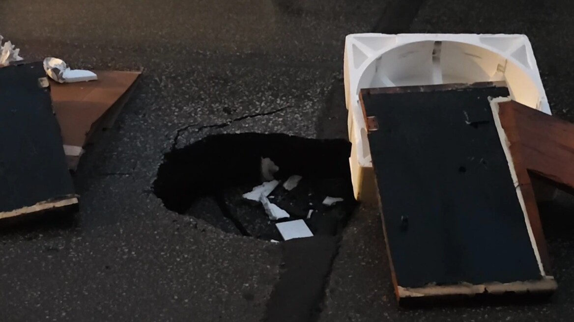 Άνοιξε τρύπα βάθους μισού μέτρου στη Θερμοπυλών στο Μεταξουργείο, διακοπή κυκλοφορίας των οχημάτων, δείτε βίντεο