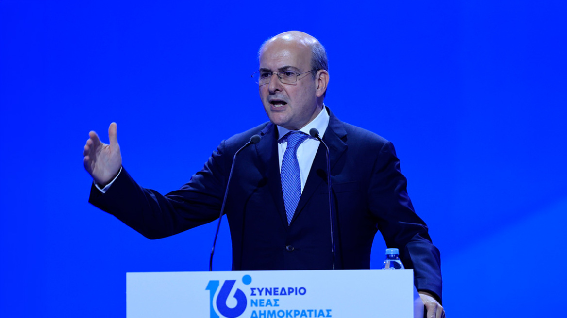 Χατζηδάκης στο Συνέδριο της ΝΔ: «Πρέπει να είμαστε παρόντες στα εύκολα και στα δύσκολα, υπηρετούμε κάτι μεγαλύτερο από τον εαυτό μας»