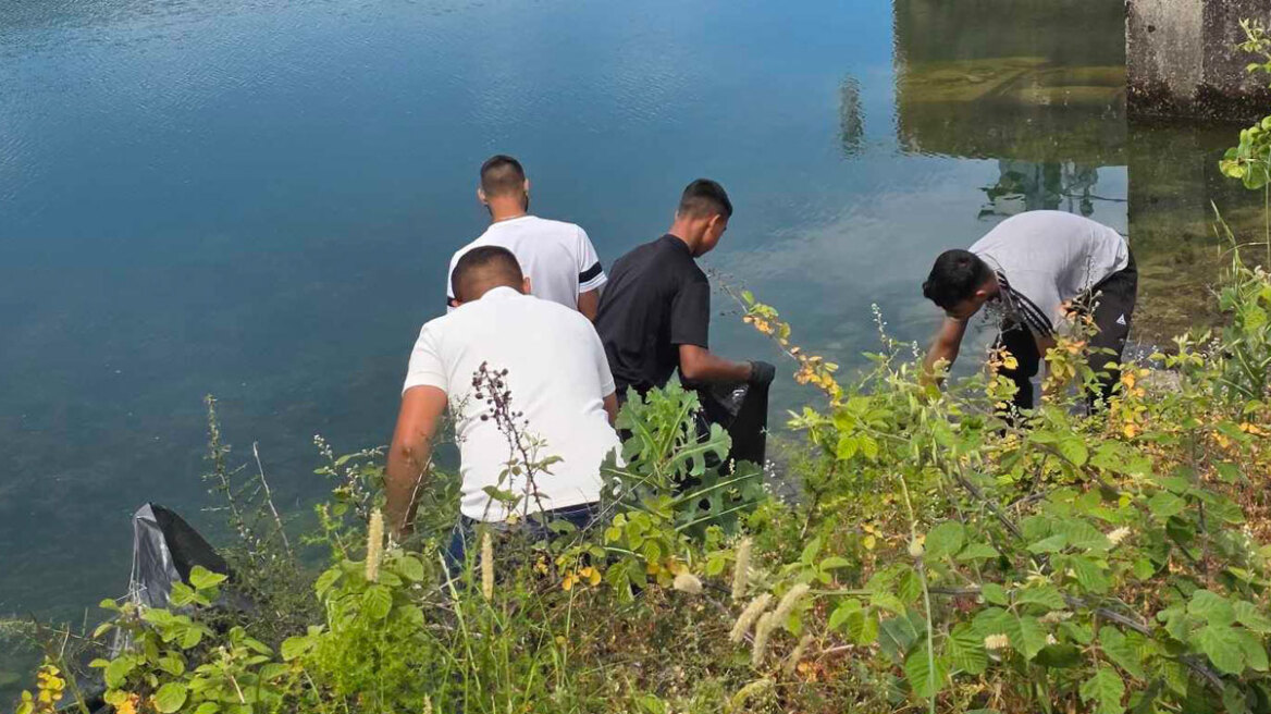 Ένας 9χρονος Ρομά πίσω από τον εθελοντικό καθαρισμό της λίμνης Μοσχάτου στην Καρδίτσα: Μάζεψαν τρεις τόνοι απορριμμάτων, δείτε εικόνες