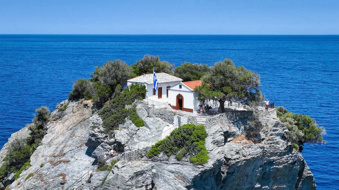 Βρετανική ιστοσελίδα αποθεώνει ελληνικό νησί: «Πευκοδάση, γαλαζοπράσινα νερά και γραφικά εκκλησάκια»