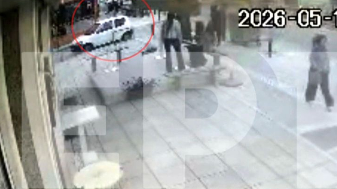 Δείτε βίντεο από την επίθεση 6 νεαρών σε 22χρονο στη Θεσσαλονίκη, τον έβρεξαν με νεροπίστολα και τον χτυπούσαν 