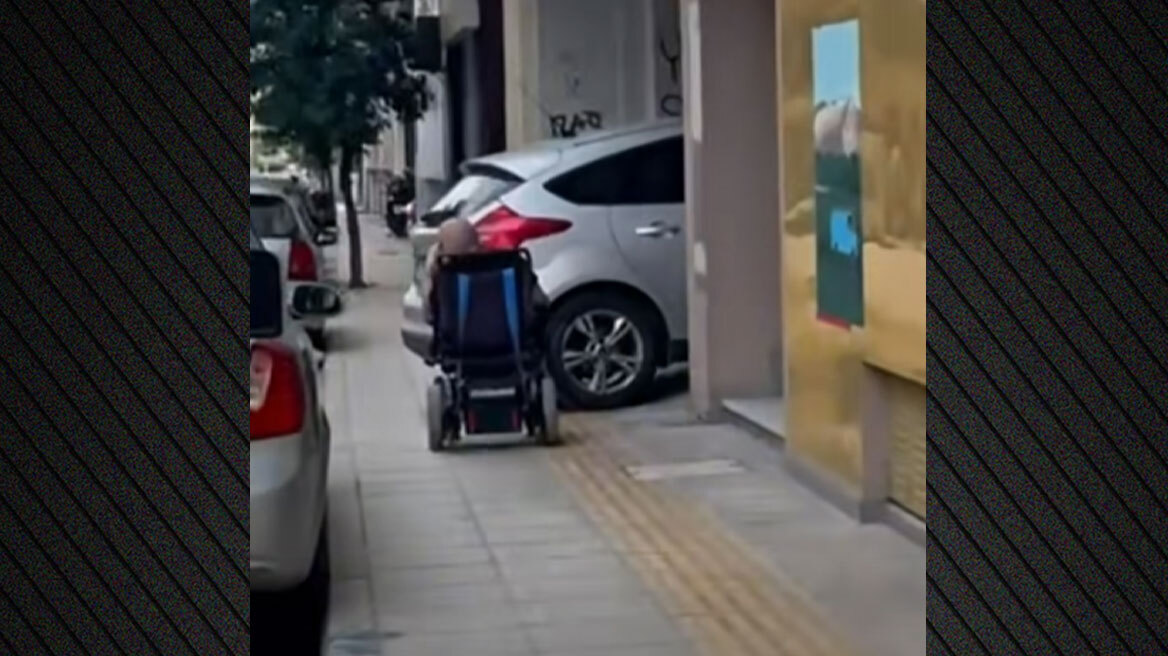 Δείτε βίντεο: Αυτοκίνητο παρκαρισμένο σε πεζοδρόμιο στα Ιωάννινα μπλόκαρε άνδρα σε αμαξίδιο