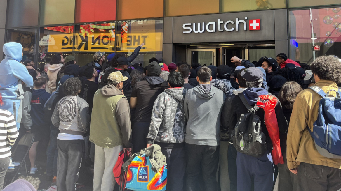 Η τρέλα της Gen Z για το Royal Oak από Swatch και Audemars Piguet, το ρολόι τσέπης… του φτωχού που προκάλεσε ουρές σε όλο τον κόσμο -και στην Ελλάδα