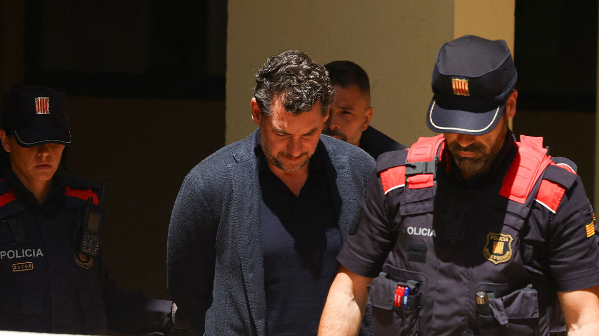Η στιγμή που ο Τζόναθαν Άντικ της Mango οδηγείται με χειροπέδες στο δικαστήριο, πώς έφτασε να κατηγορείται για τον θάνατο του πατέρα του