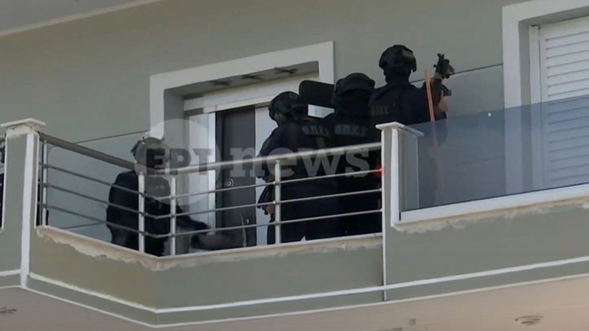 Καρέ καρέ η επιχείρηση «σκούπα» στα Άνω Λιόσια: 17 συλλήψεις για ναρκωτικά και ρευματοκλοπή