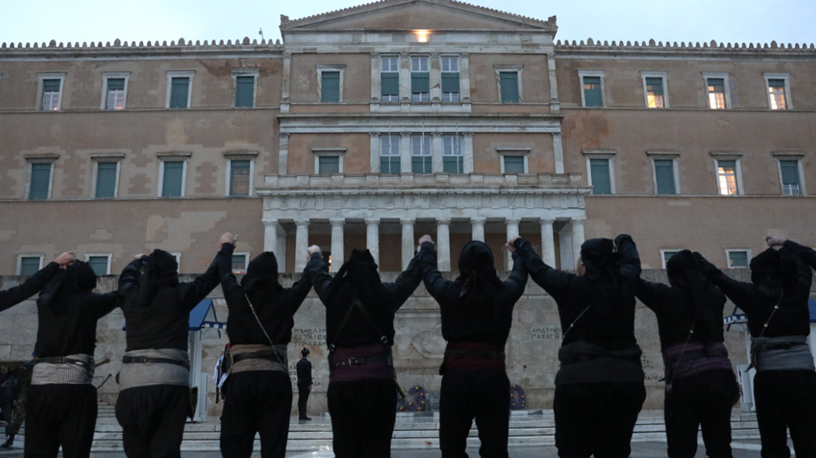 Ο περήφανος χορός των Ποντίων υπό σφοδρή βροχή στο Σύνταγμα: Κορυφώθηκαν οι εκδηλώσεις μνήμης για τη γενοκτονία, δείτε βίντεο  
