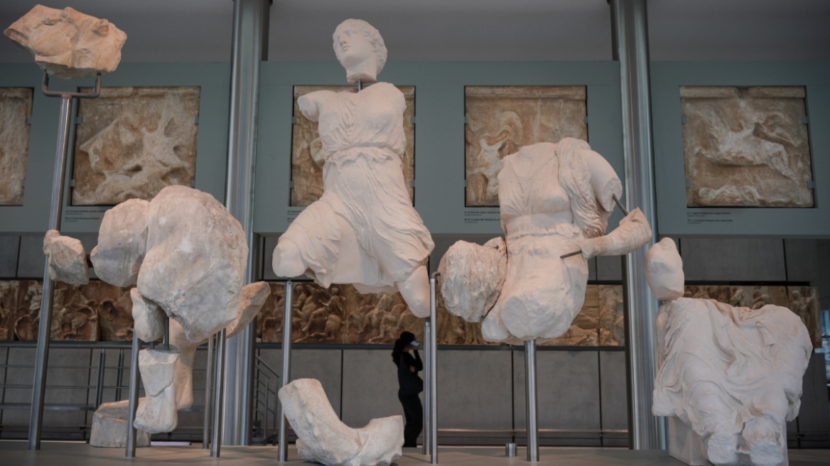 Le Monde: «Παράθυρο» επιστροφής θραυσμάτων του Παρθενώνα από το Λούβρο ανοίγει νέα γαλλική νομοθεσία