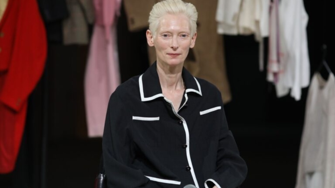 Oversized κομψότητα: Η Tilda Swinton επαναπροσδιορίζει το μαύρο σετ στο Onassis Ready
