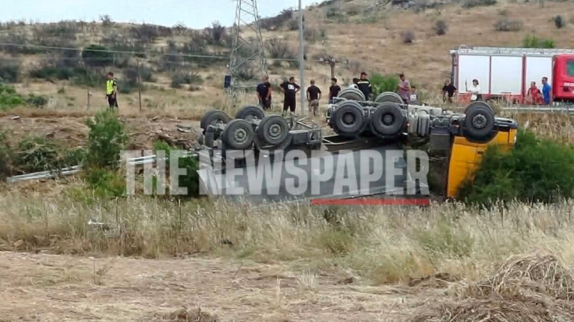 Φορτηγό αναποδογύρισε στην Εθνική Οδό Βόλου - Λάρισας, απεγκλωβίστηκε ο οδηγός, δείτε φωτογραφίες