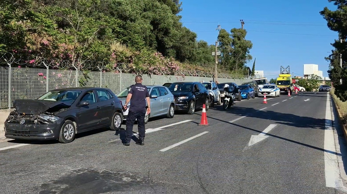 Καραμπόλα επτά οχημάτων στον Κηφισό, δυσχέρεια στην κυκλοφορία στο ύψος της εξόδου για Λυκόβρυση
