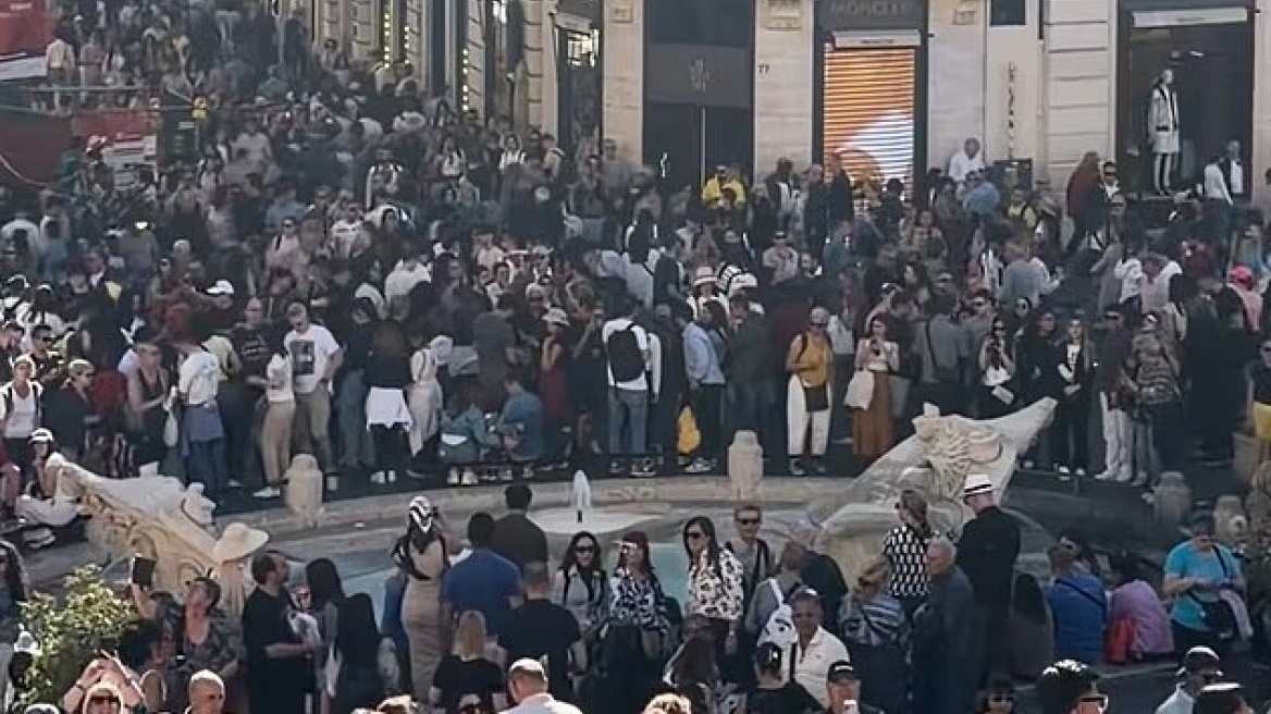 Ο υπερτουρισμός σαρώνει την Ευρώπη: «Πνίγονται» Ρώμη και Ποζιτάνο, φωνάζουν οι ντόπιοι στη Βαρκελώνη