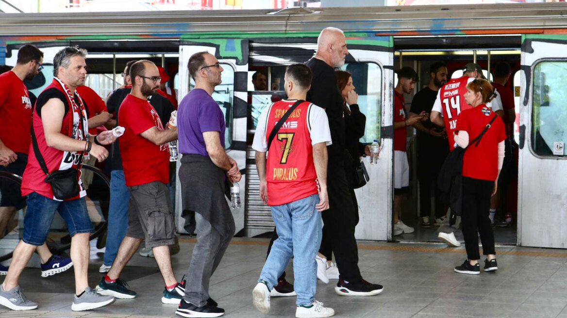 Ο «θρυλικός» Αργύρης Καμπούρης ανέβηκε με το τρένο μαζί με τον κόσμο του Ολυμπιακού στο T-Center - «Να πάρουμε το κυπελλάκι και να φύγουμε»