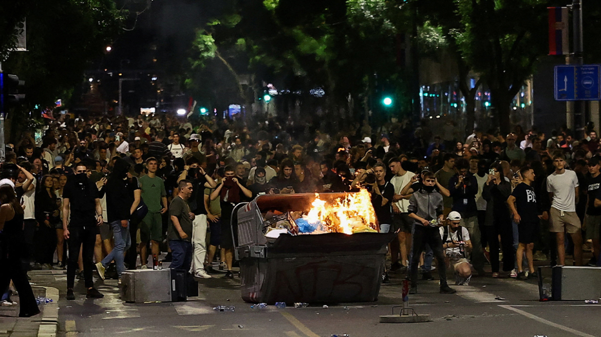 Επεισόδια μετά την μαζική αντικυβερνητική συγκέντρωση των φοιτητών στο Βελιγράδι, δείτε φωτογραφίες
