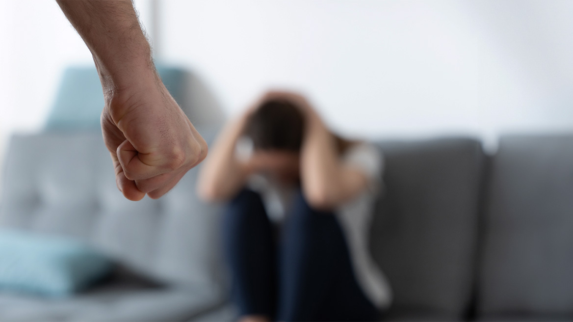 Πάτρα: Αστυνομικοί έσπασαν την πόρτα για να σώσουν γυναίκα που ξυλοκοπείτο άγρια από τον άνδρα της
