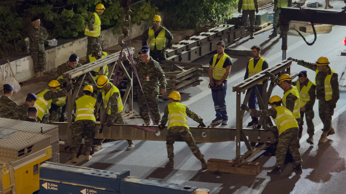 Οι Ενοπλες Δυνάμεις με τον Δήμο Νέας Φιλαδέλφειας έστησαν πεζογέφυρα στον Κηφισό μέσα στη νύχτα