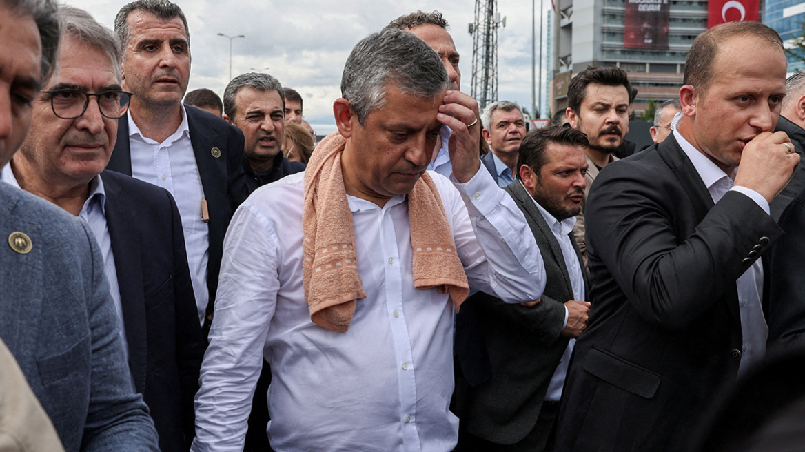 Πορεία προς την Εθνοσυνέλευση υπό βροχή έκανε ο Οζέλ μετά τα επεισόδια στα γραφεία του CHP, δείτε βίντεο