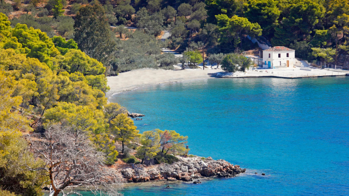 Μοναστήρι Πόρου: Ένας γραφικός κόλπος με γαλήνια νερά στη σκιά μιας ιστορικής μονής
