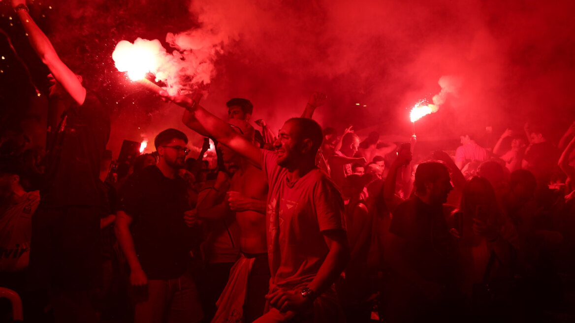 «Φλέγεται» ο Πειραιάς μετά την κατάκτηση της Euroleague από τον Ολυμπιακό, δείτε βίντεο και φωτογραφίες