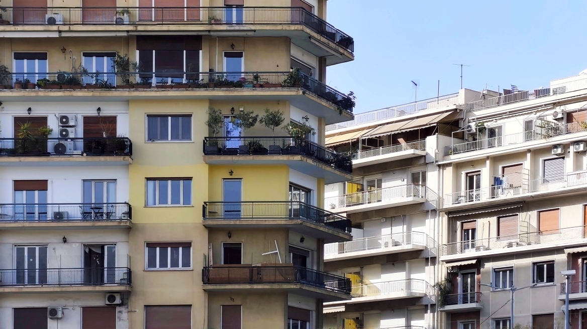 Διπλή «σφήνα» φόρων υπέρ ΟΤΑ για ιδιοκτήτες ακινήτων: Τι αλλάζει σε τέλη και χρεώσεις από το 2027