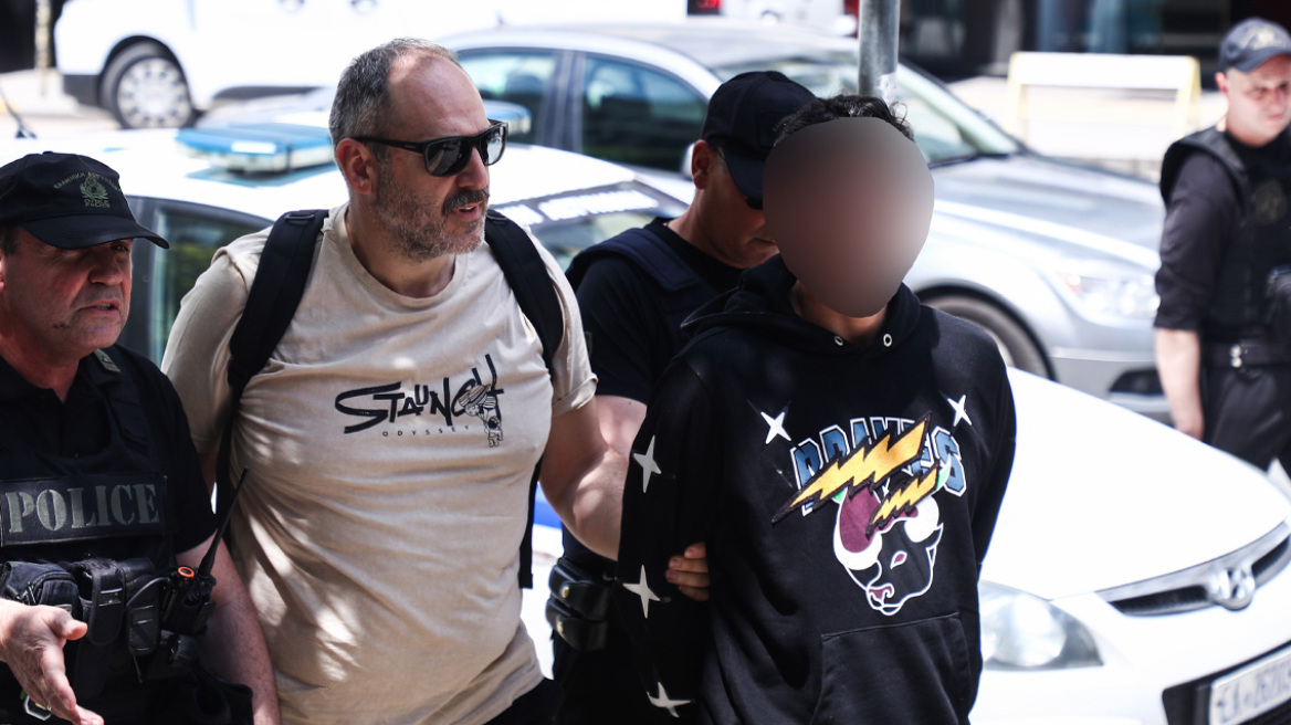 Πάνω από 14 τραύματα με κατσαβίδι και μαχαίρι έφερε στο πρόσωπο ο 67χρονος που δολοφονήθηκε από το γιο του στη Θεσσαλονίκη - Τι δείχνει η ιατροδικαστική εξέταση
