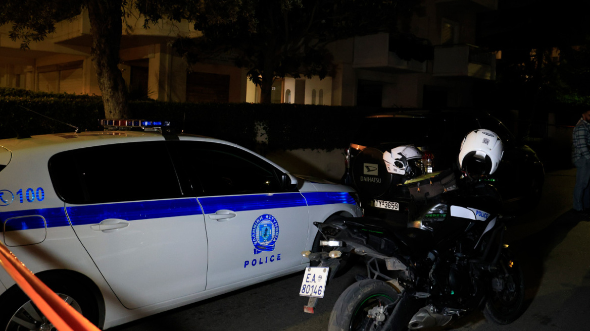 «Προσοχή, πιθανό να είναι στο σπίτι»: Ηχητικά ντοκουμέντα με τις συνομιλίες της ΕΛΑΣ από τον Χολαργό για τον 57χρονο που πυροβόλησε τη σύζυγό του και αυτοκτόνησε