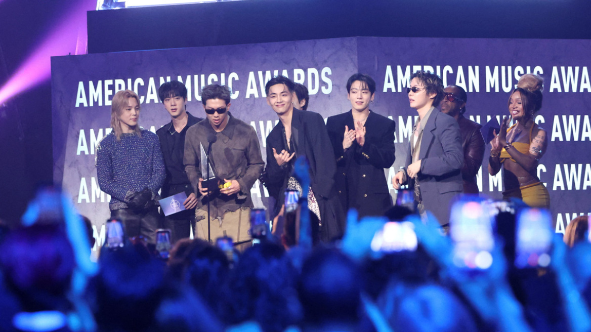 AMAs 2026: Οι BTS αναδείχτηκαν «Καλλιτέχνες της Χρονιάς» – Διακρίσεις για Katseye και Σαμπρίνα Κάρπεντερ