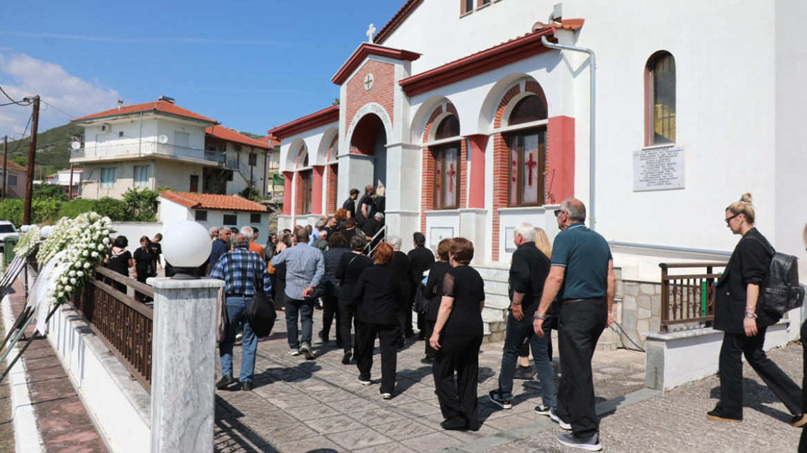 Το τελευταίο αντίο στον Παρασκευά Άντζα: Συγκίνηση στην κηδεία του από συγγενείς, φίλους και πρώην συμπαίκτες, δείτε φωτογραφίες και βίντεο

