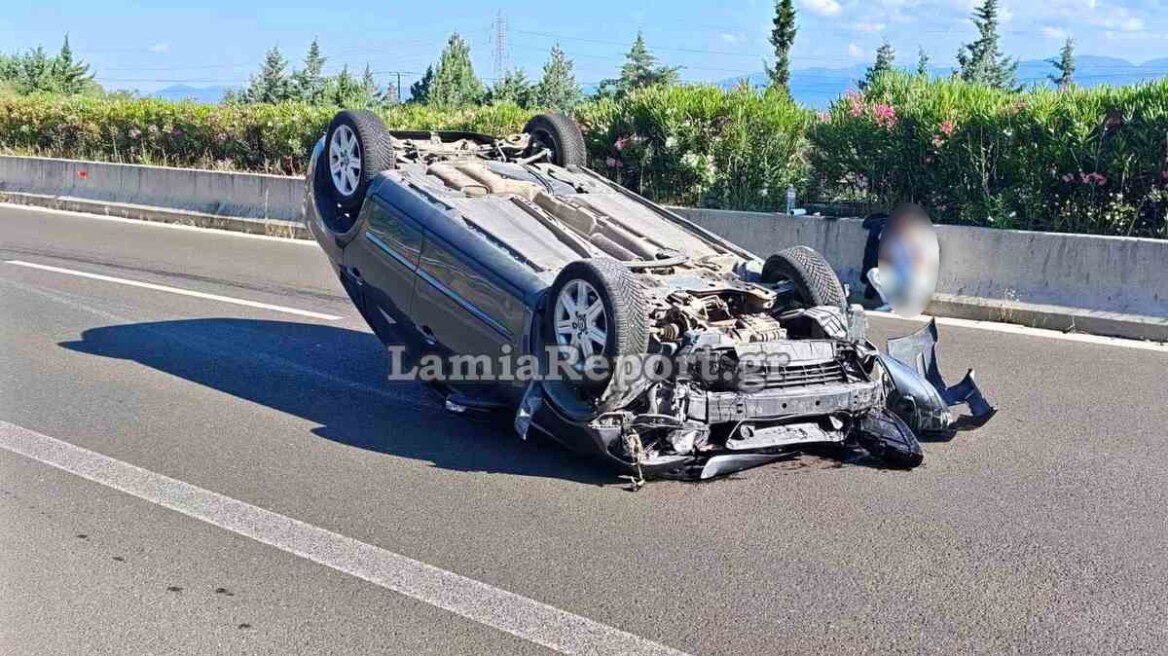 Τροχαίο στην Εθνική Οδό Αθηνών-Λαμίας, αυτοκίνητο αναποδογύρισε στη μέση του δρόμου, δείτε φωτογραφίες