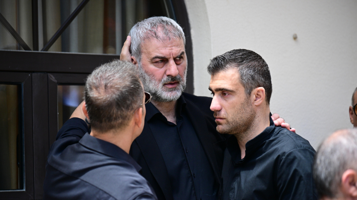 Σύσσωμος ο αθλητικός κόσμος στο πλευρό του Δέλλα στην κηδεία της Μαστροκώστα: Οι συμπαίκτες από το Euro 2004 και οι πρώην συνεργάτες