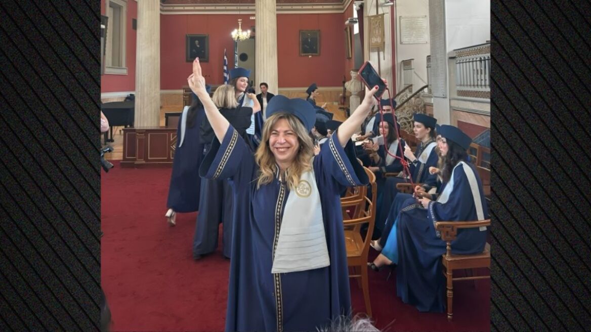 Δήμητρα Παπαδοπούλου για το πτυχίο στα 63 της: Ο μπαμπάς μου ήθελε πολύ να με δει να αποφοιτώ, το αποφάσισα όταν άκουσα ότι διαγραφούν τους αιώνιους φοιτητές