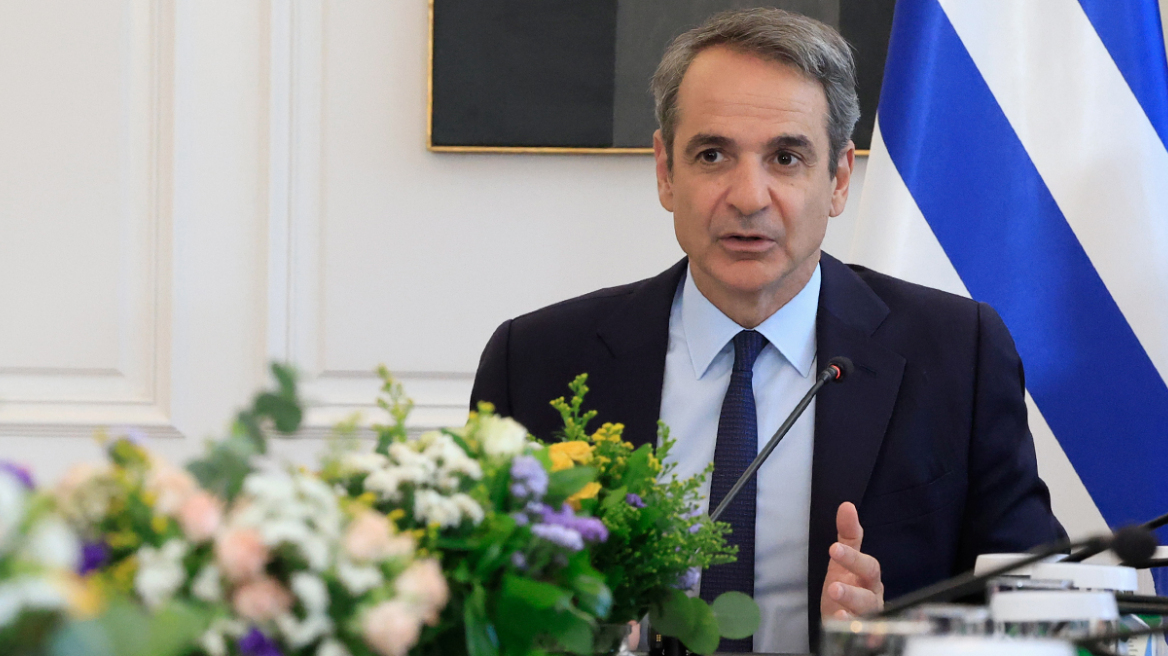 Ο Μητσοτάκης βάζει απέναντι Τσίπρα, Ανδρουλάκη και Καρυστιανού ως πολιτική Bαβέλ και αντιπαραβάλλει την πολιτική σταθερότητα