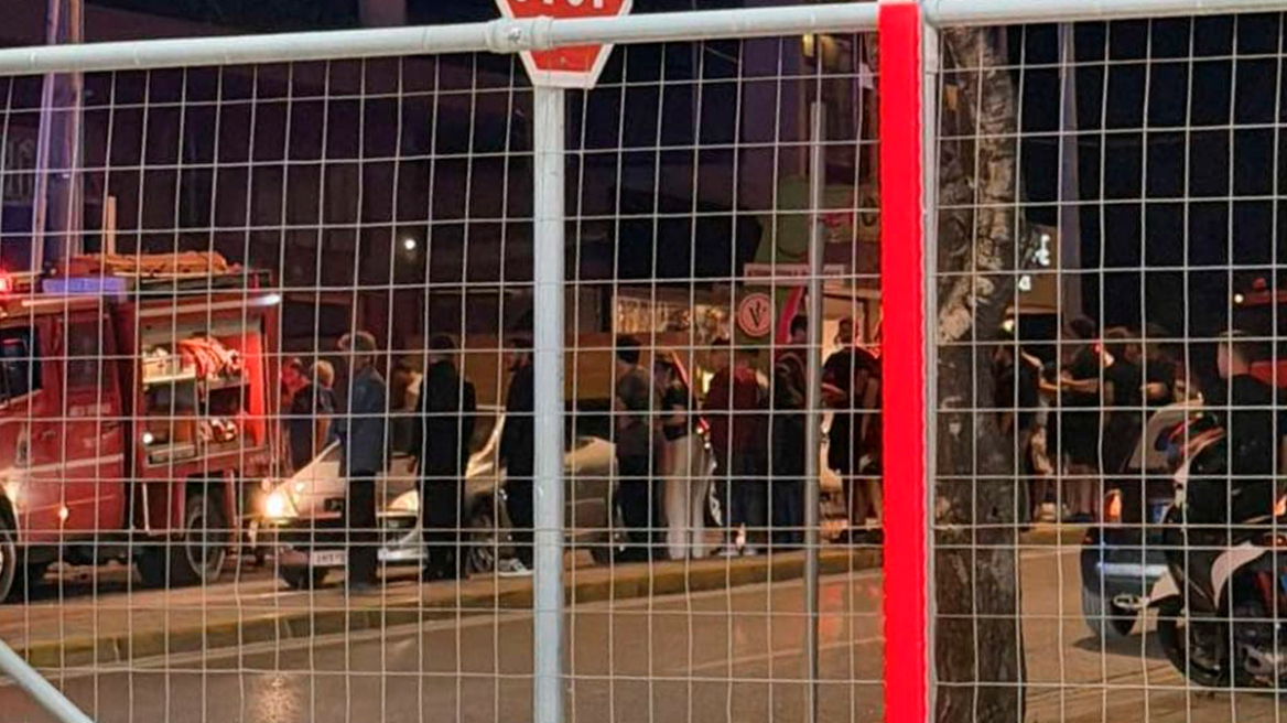 Αυτοκίνητο πέρασε στο αντίθετο ρεύμα και καρφώθηκε σε δέντρο στα Βριλήσσια, δύο νεαροί ελαφρά τραυματισμένοι