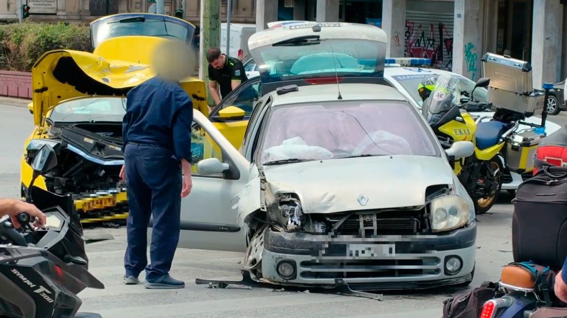 Τροχαίο στην Αλεξάνδρας με μια γυναίκα τραυματία μετά από σύγκρουση ταξί με ΙΧ, δείτε βίντεο