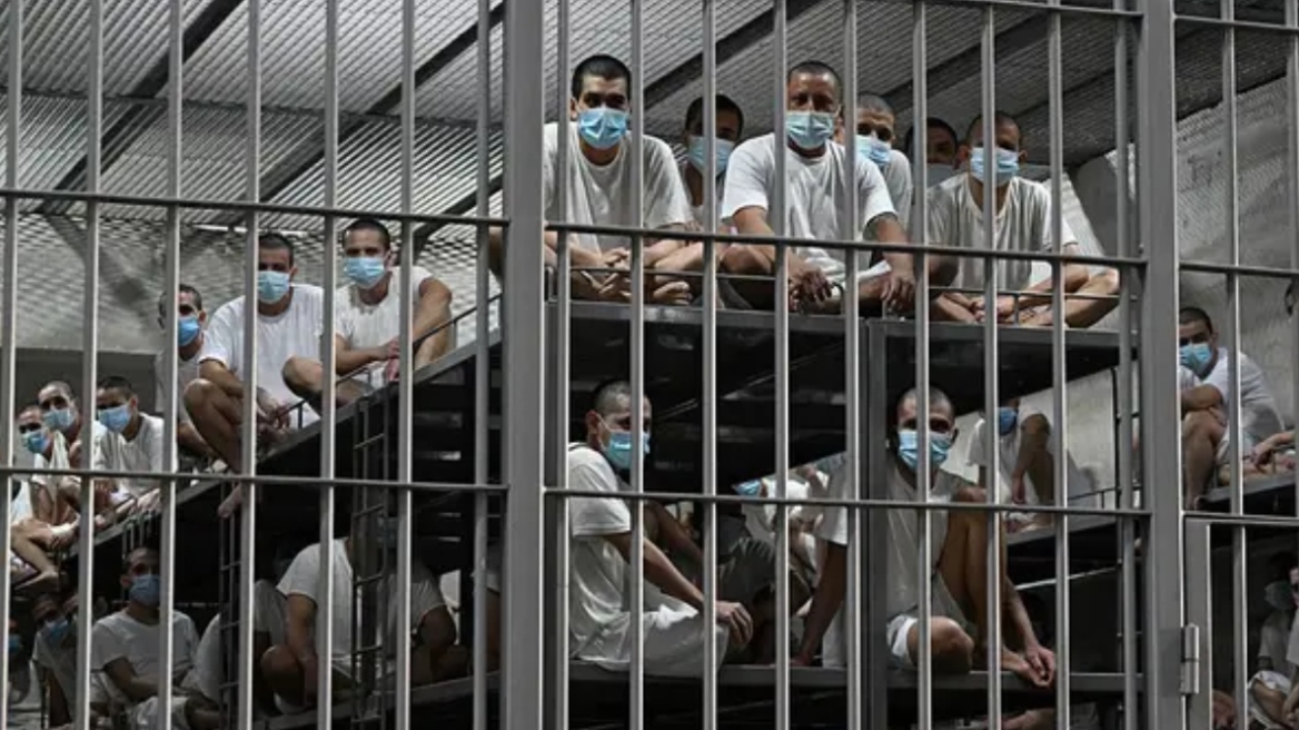 Η φυλακή που αποκαλείται «νεκροταφείο ζωντανών ανθρώπων»: Σπάνιες εικόνες από το διαβόητο CECOT του Ελ Σαλβαδόρ