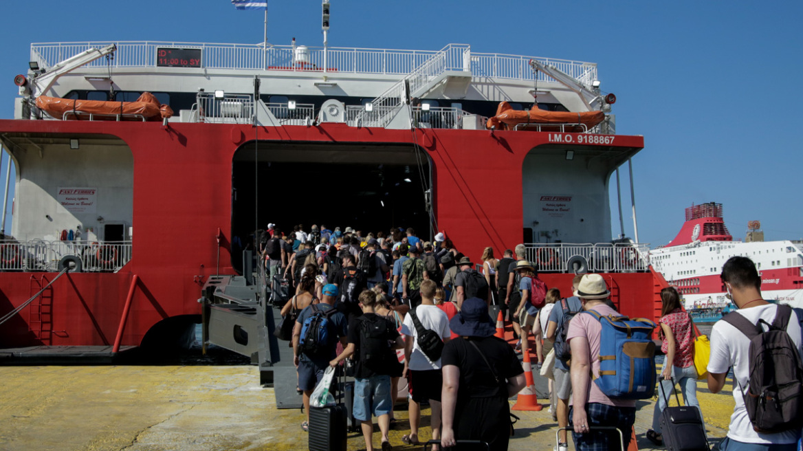 Φεύγουν για το τριήμερο οι Αθηναίοι: «Βούλιαξαν» λιμάνια και ΚΤΕΛ, ποια η κατάσταση στους δρόμους
