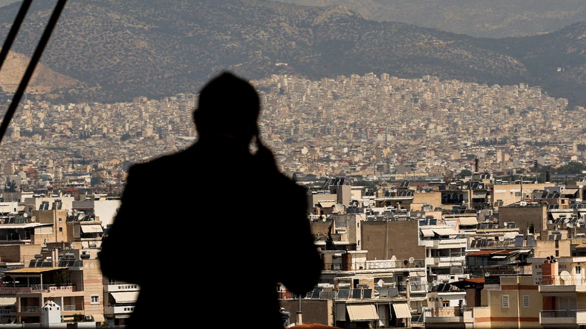 Το κινητό του 27χρονου απατεώνα δεν σταματούσε να χτυπά ούτε στα κρατητήρια, θύματα συνέχιζαν να του βάζουν λεφτά για ενοίκια
