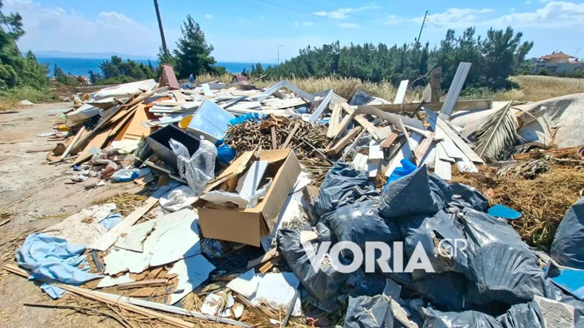 Τεράστιος μπαζότοπος μέσα σε δάσος δίπλα στη γέφυρα της Ποτίδαιας, αυξημένος ο κίνδυνος πυρκαγιάς 